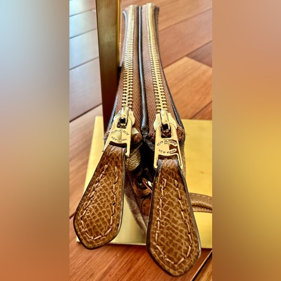 Coach Double Zipper Monogram Wristlet. Excellent condition. - Picture 4 of 12